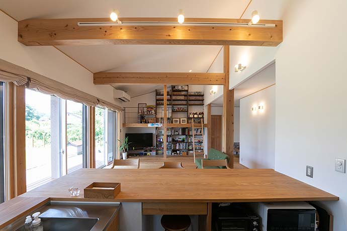 自然を身近に感じながら、日々の暮らしを楽しむ家
