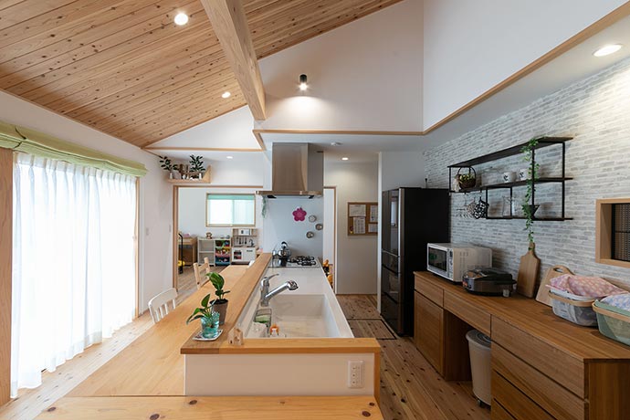 真ん中にキッチンがある家