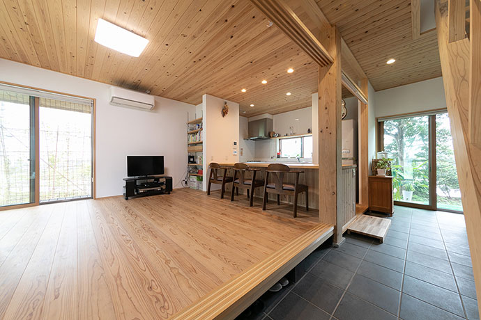 土間を中心に、“家族”と“ソト”と、つながる平屋の住まい