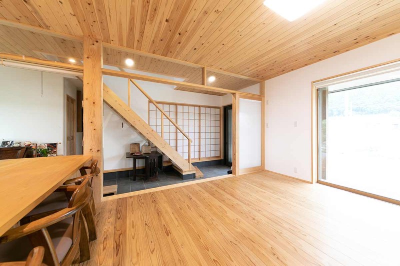 土間を中心に、“家族”と“ソト”と、つながる住まい