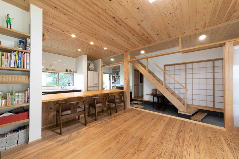 土間を中心に、“家族”と“ソト”と、つながる住まい