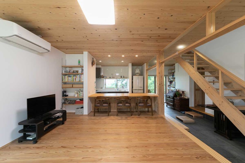 土間を中心に、“家族”と“ソト”と、つながる住まい